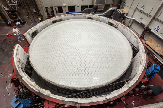 세계 최대 광학망원경인 '거대마젤란망원경(GMT)'의 핵심 설비인 반사경의 기본 형상을 만드는 과정으로, 현재 7개 가운데 6번째 반사경 제작에 착수한다.  천문연 제공